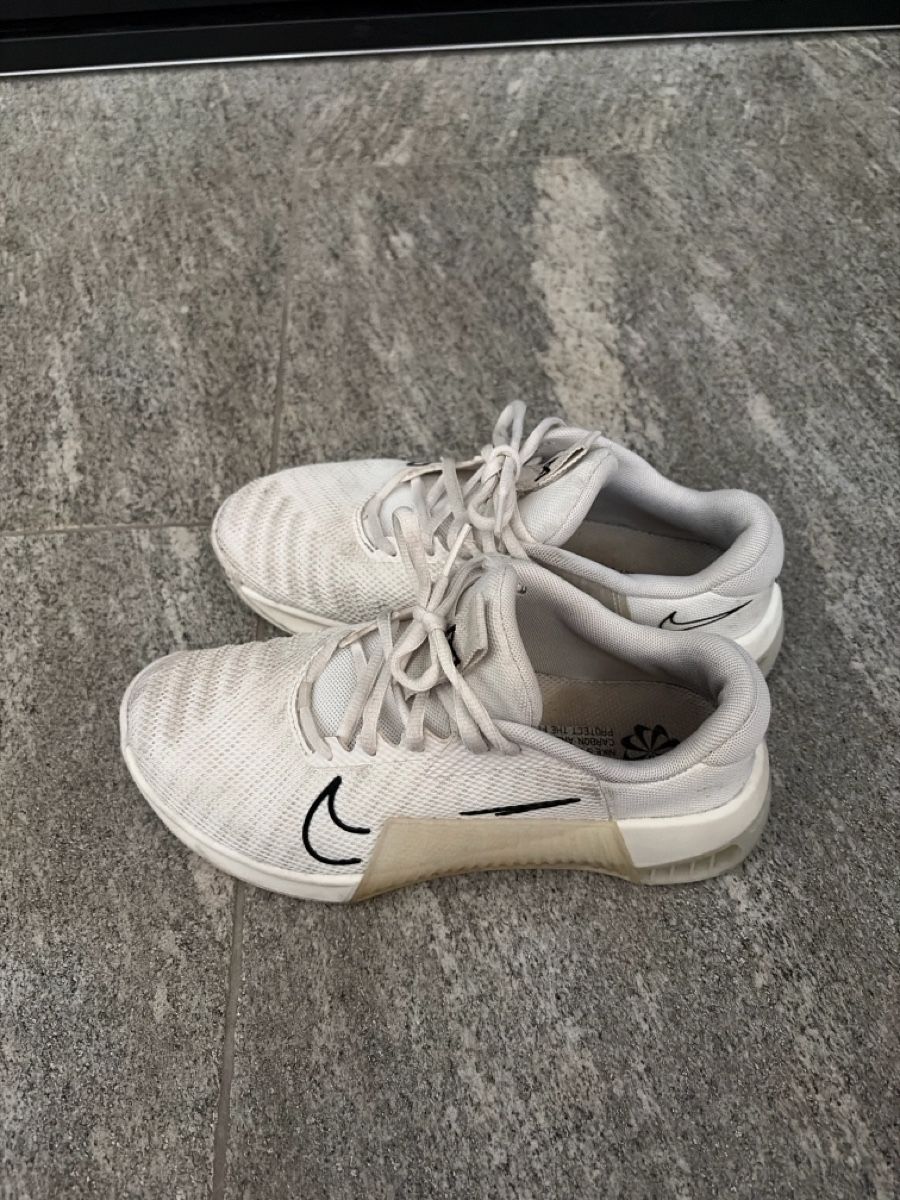 Nike Scarpe da donna: Sneakers Nike  – Usato da Davesco-Soragno venduto da Chichijango 2