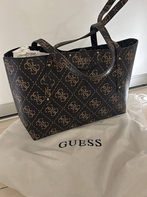 Taschen für Damen: Guess Est. 1981, Shopping Bag – Neu und originalverpackt aus Balerna von bfa_x265