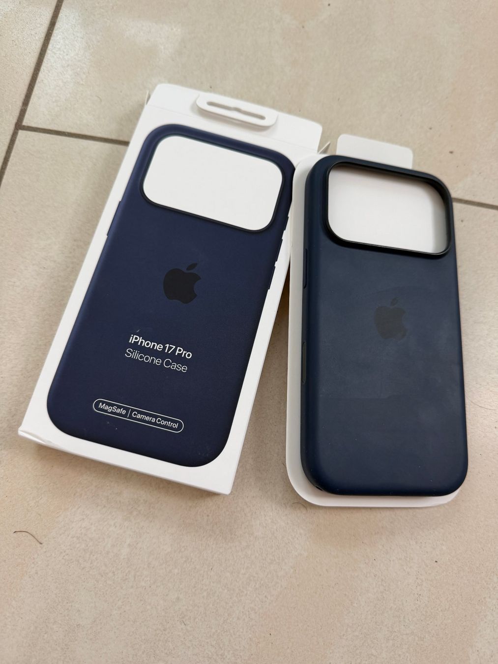 Cover & Protezioni schermo: Original Apple IPhone 17 Pro Silicon Case – Usato da Bassersdorf venduto da Puzznic2