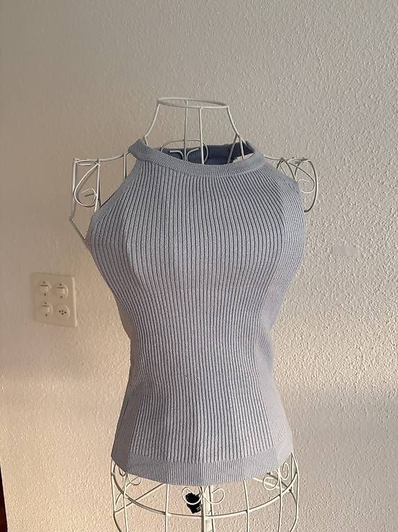 Top:  Figurbetontes Ribbed Neckholder-Top  – Usato da Kriens venduto da dajaxoxo