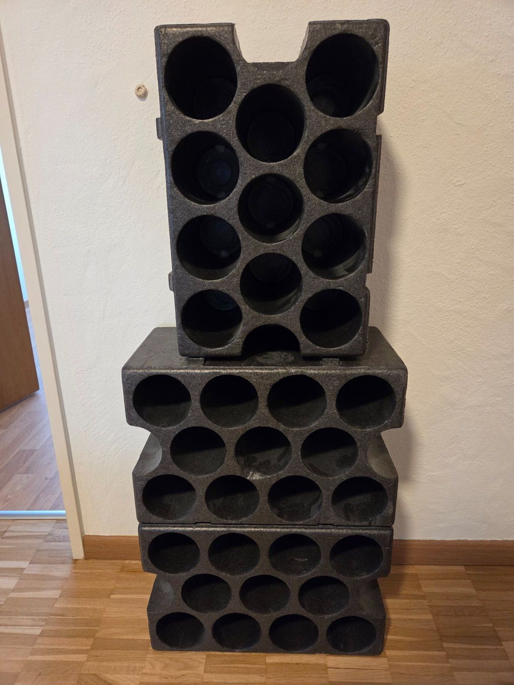 Scaffali: Styropor Weinregale (3 Stück) – Usato da Schwerzenbach venduto da Wullschleger_1886 1