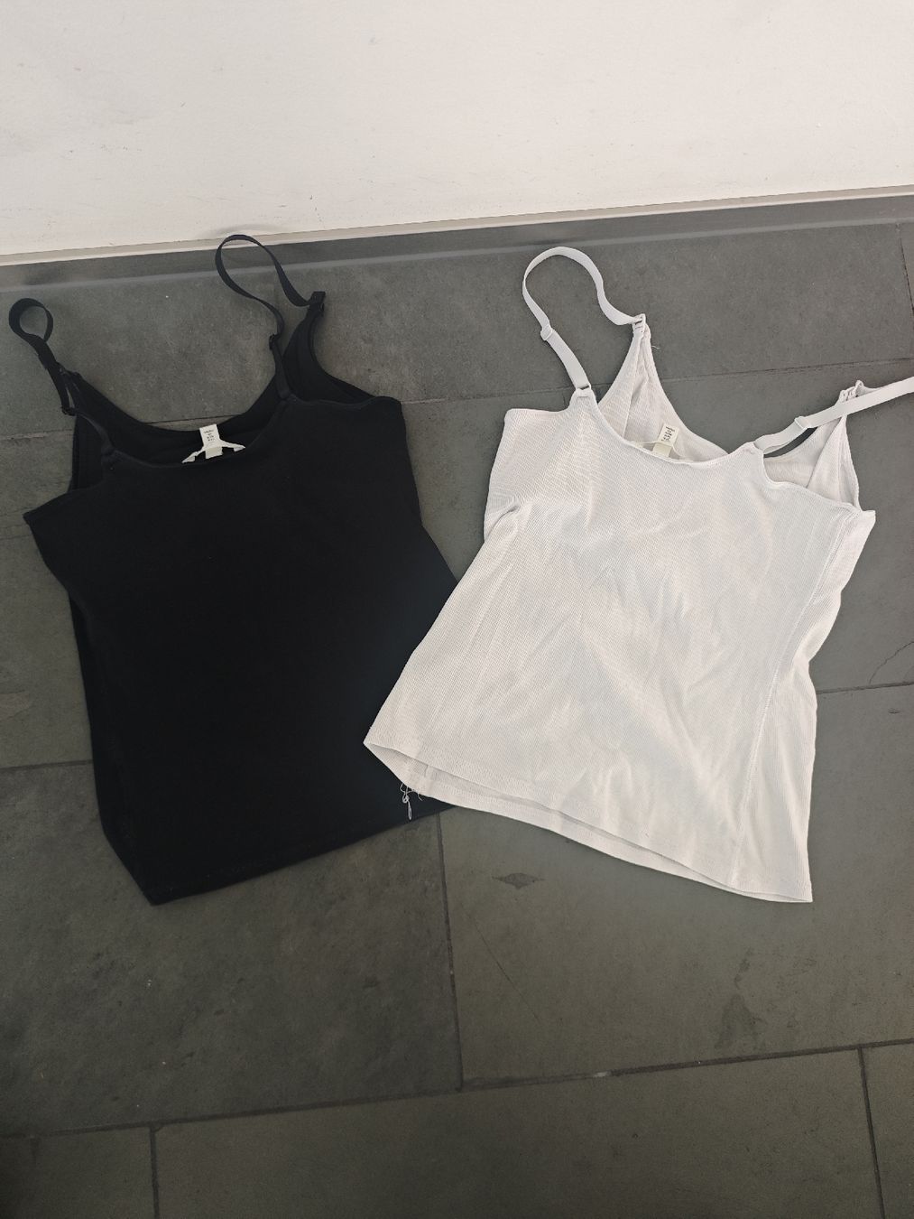 H&M Tops: 2 Still-Shirts, gerippt, Grösse M – Gebraucht aus Thalwil von ber_vd7x 1