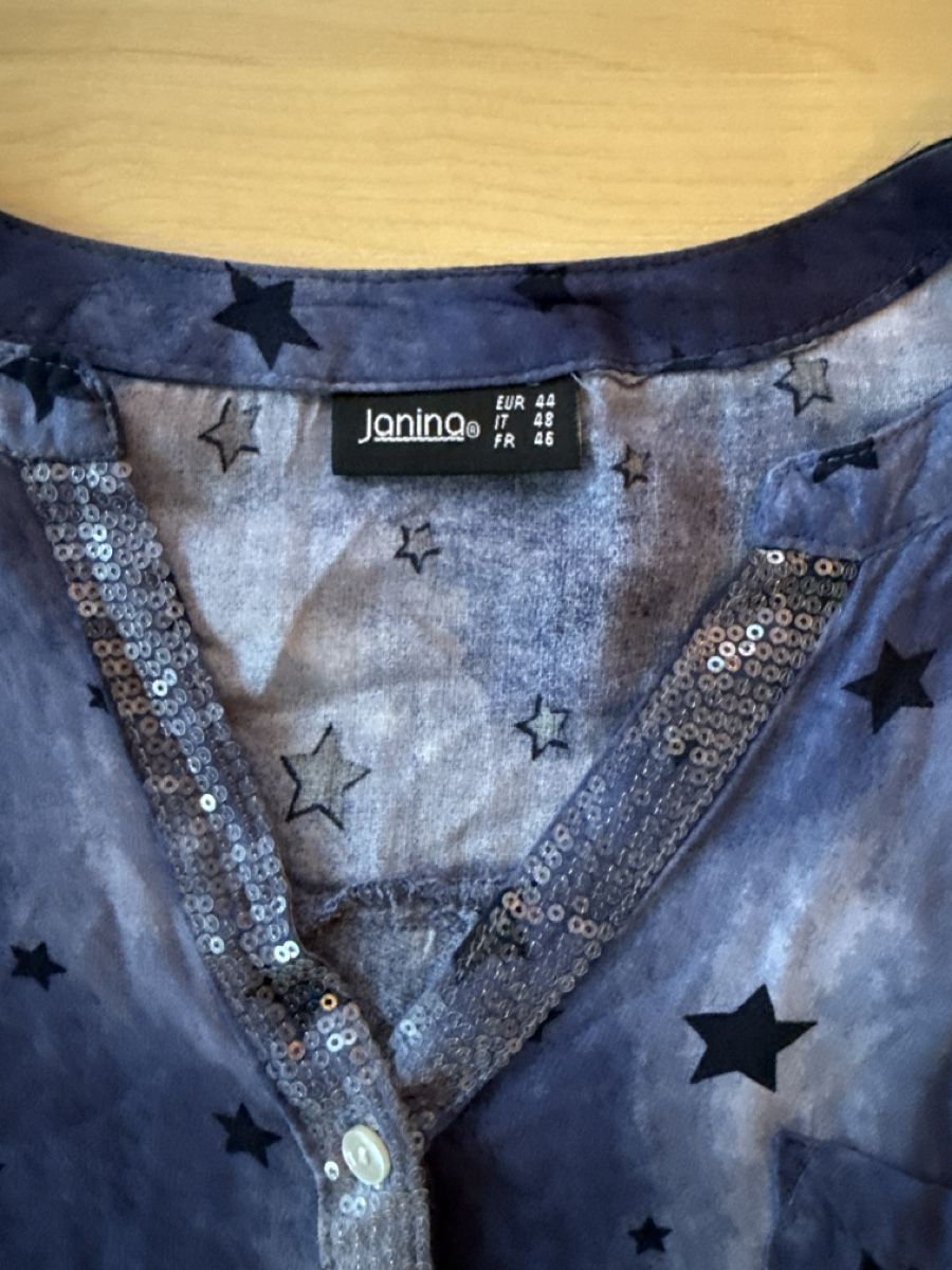 Blusen: Stylische Bluse mit Sternenmuster – Gebraucht aus Neuhausen am Rheinfall von Crueger 1