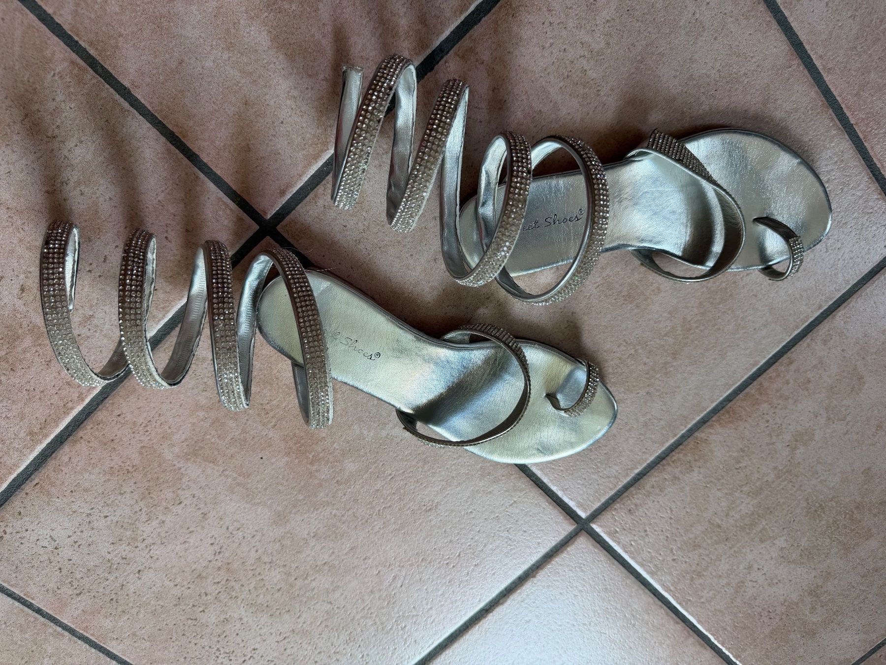Scarpe da donna: Strass Römer Sandalen echt geil  37 – Usato da Melide venduto da fashiono5
