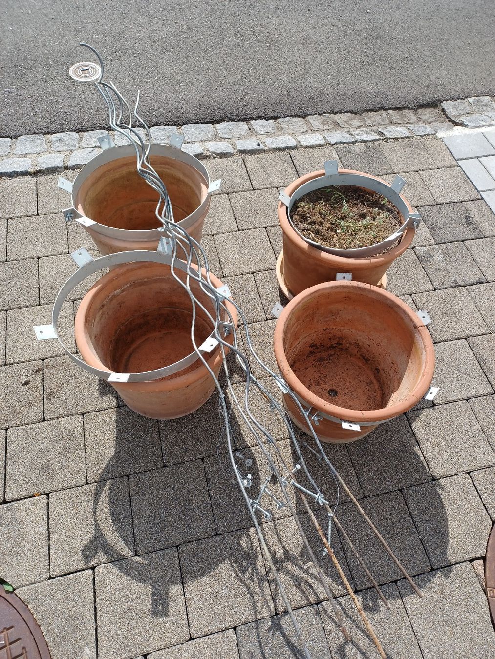 Altre Decorazioni per giardino: Fünf Töpfe mit Rankhilfe – Usato da Breitenbach venduto da einsundzwei12 1