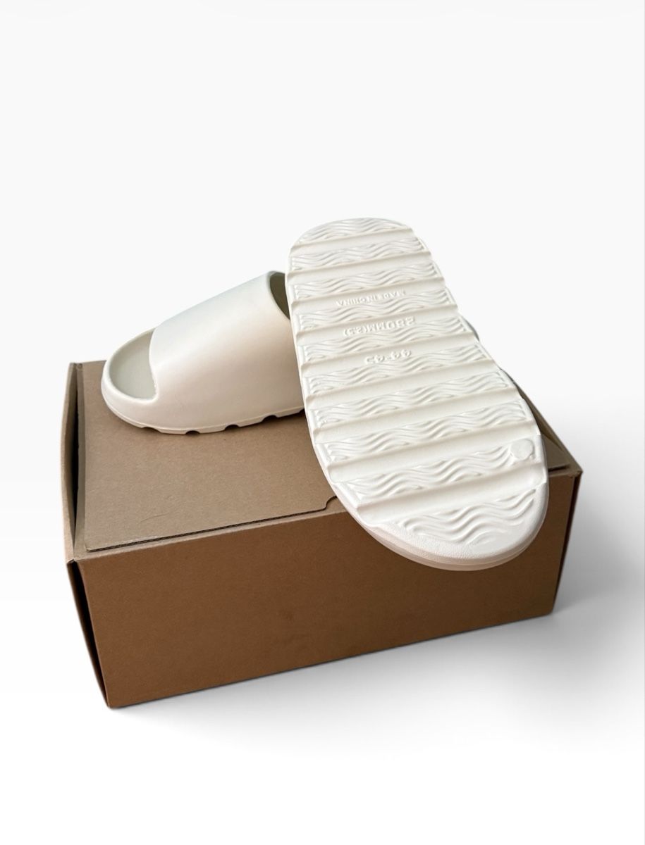 Adidas Herrenschuhe: Yeezy Slides Weiss – Neu (gemäss Beschreibung) aus Ettingen von mengi 1
