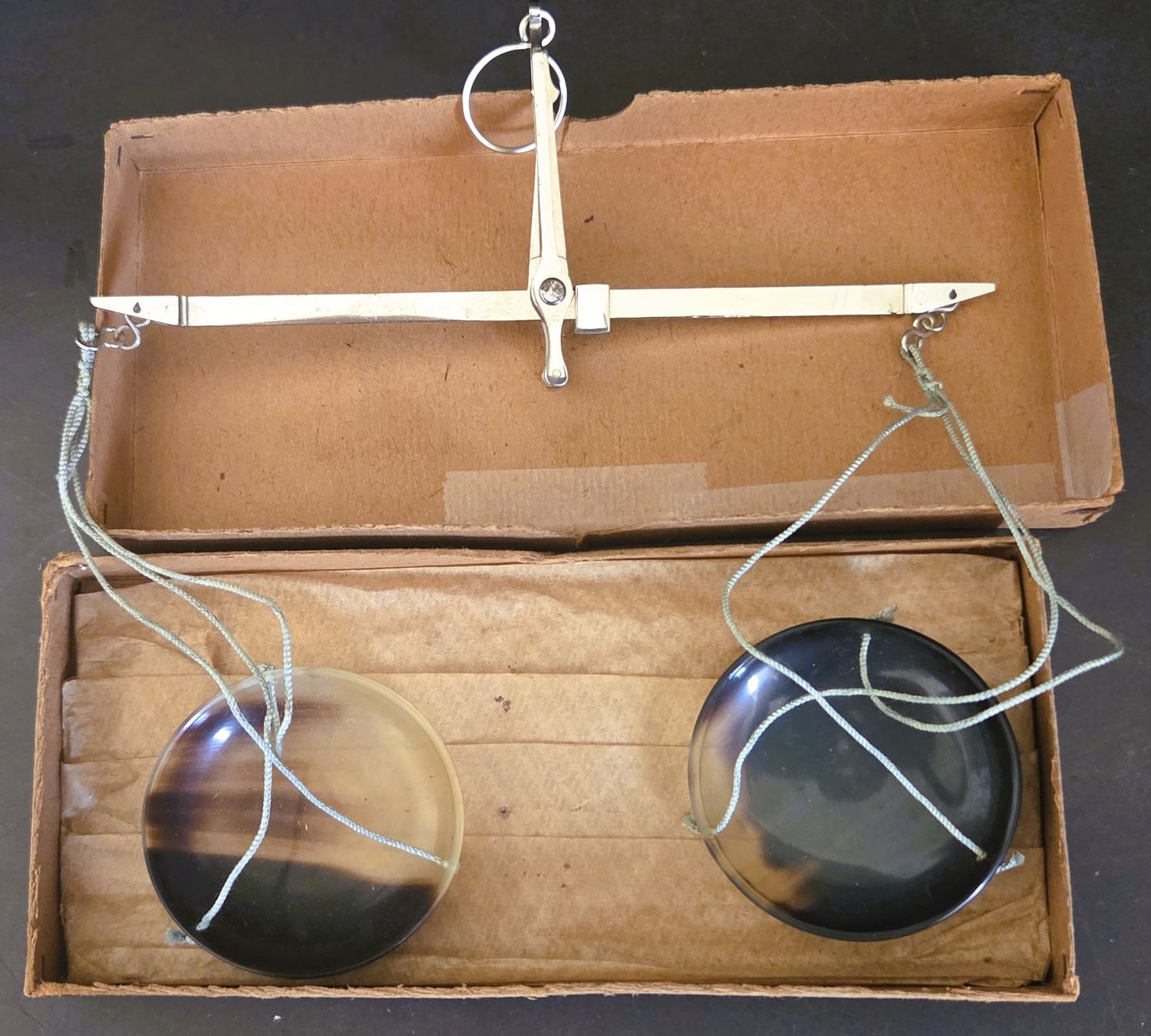 Bilance e pesi: kleine Hand-Waage antik  petite Balance ancienne – Usato da Tavannes venduto da Cire 1