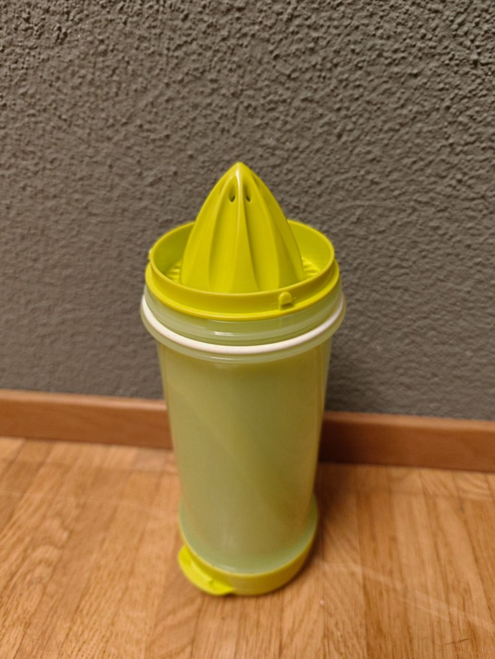 Tupperware Trinkflaschen & Thermosflaschen: Tupperware Trinkflasche mit Zitruspresse 700ml – Neu (gemäss Beschreibung) aus Luzern von schuhparadies159 2