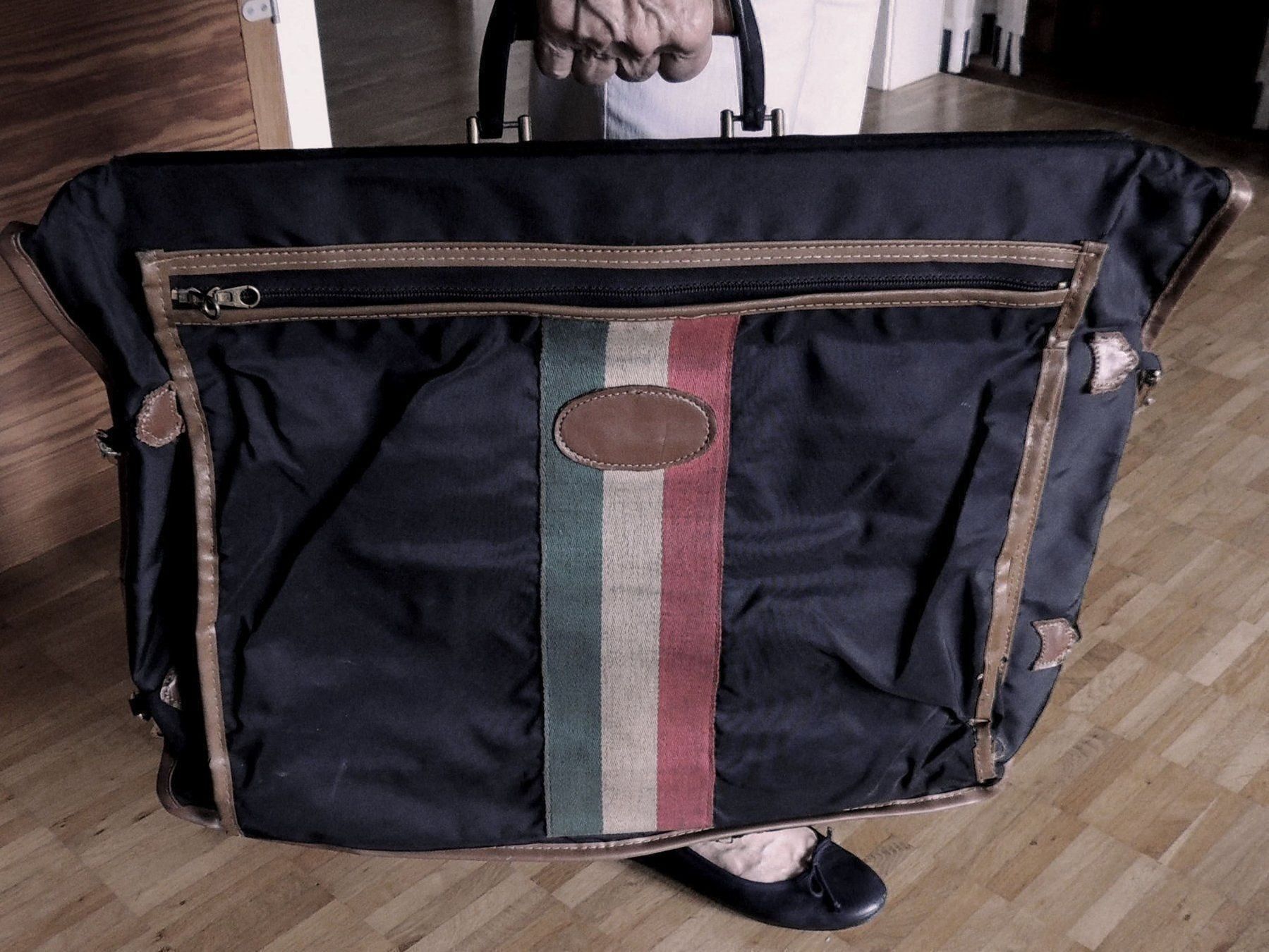 Reisekoffer: Vintage Lark Carry-on Kleider-Bag – Gebraucht aus Bürglen von holarctic