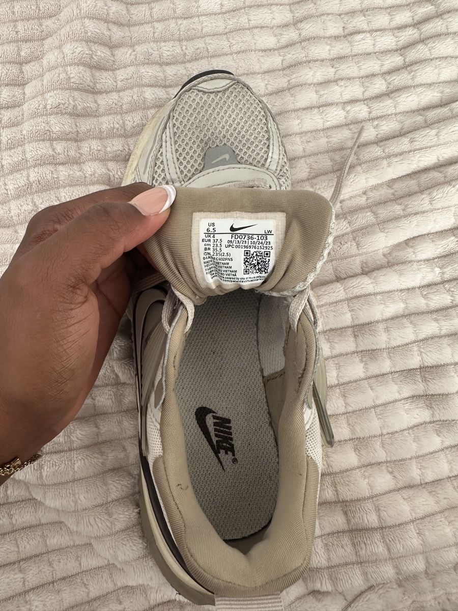 Nike Damenschuhe: Nike V2K Run Damen Sneaker Beige – Gebraucht aus Kriens von Trisanzz 3