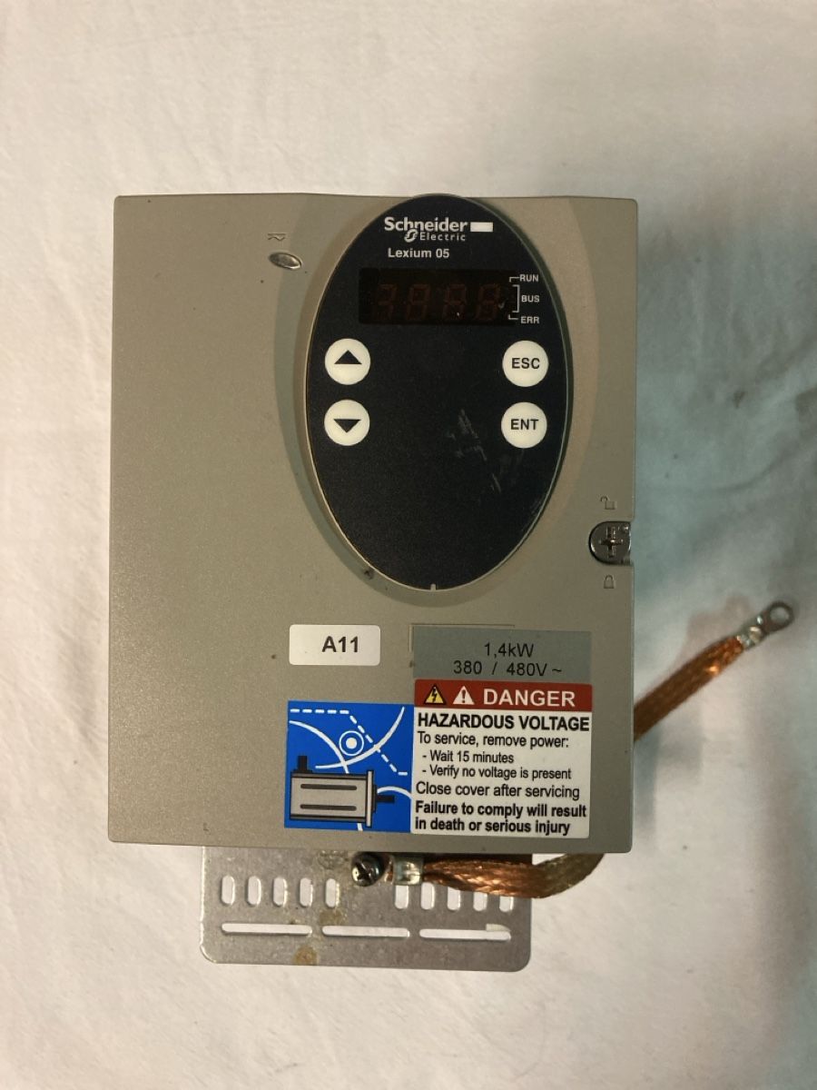 Schneider Componenti elettronici: Servouumrichter Schneider Electric LXM05BD14N4 – Usato da Rothrist venduto da Seafarer68 1