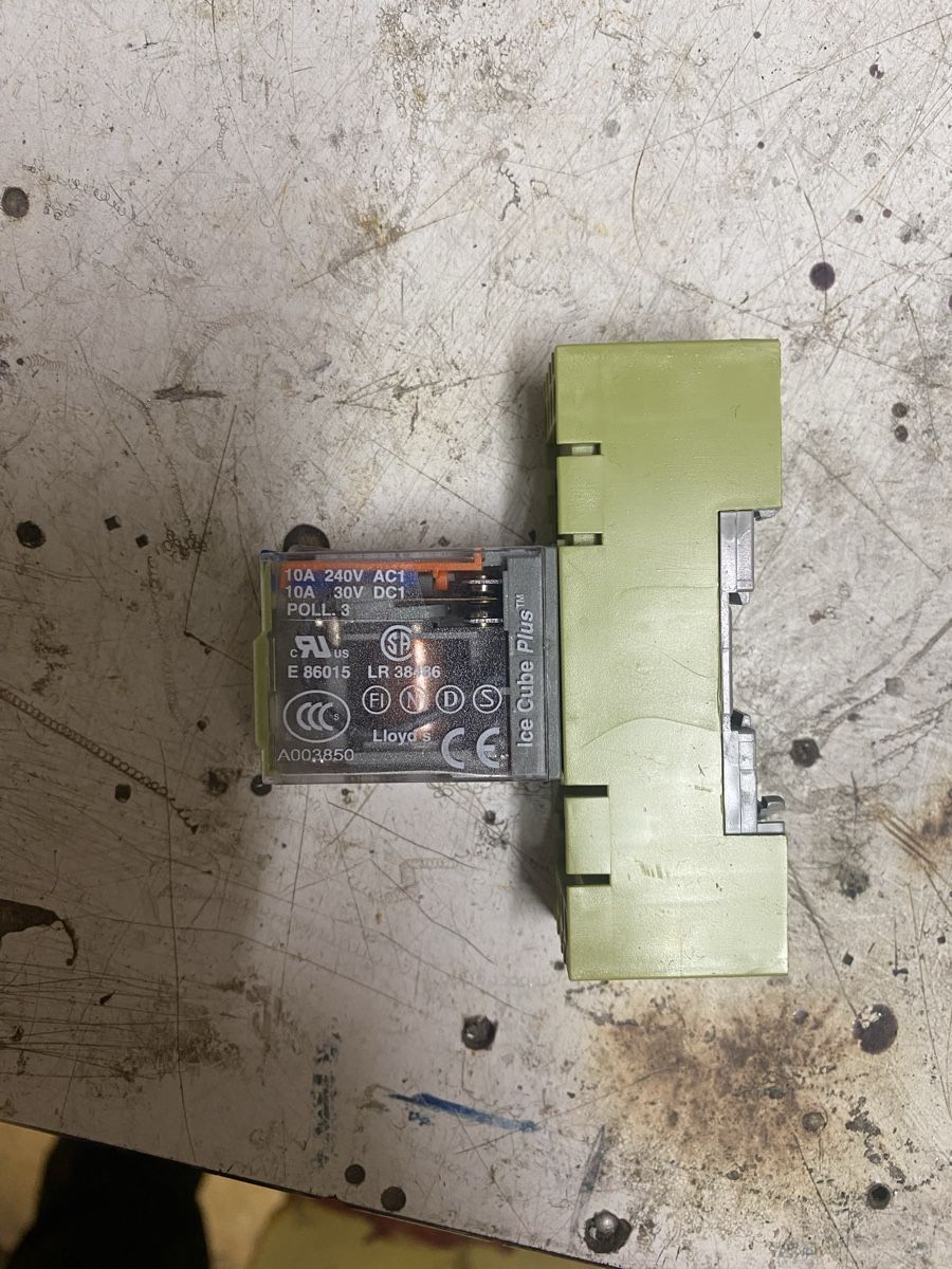 Componenti elettronici: Comat Relais 24V DC 2 Wechsler C7-A20 – Usato da Oberbuchsiten venduto da DjComix 1