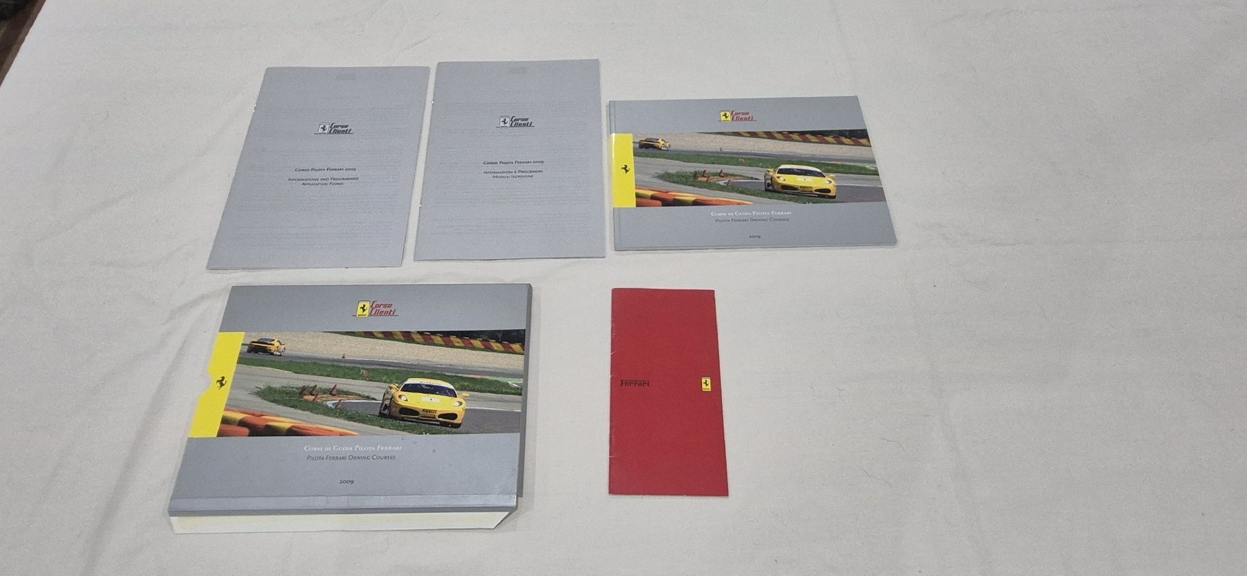Livres: Ferrari Corse Clienti 2009 Sammlerset – D'occasion à Wangen an der Aare par RareAndLimited
