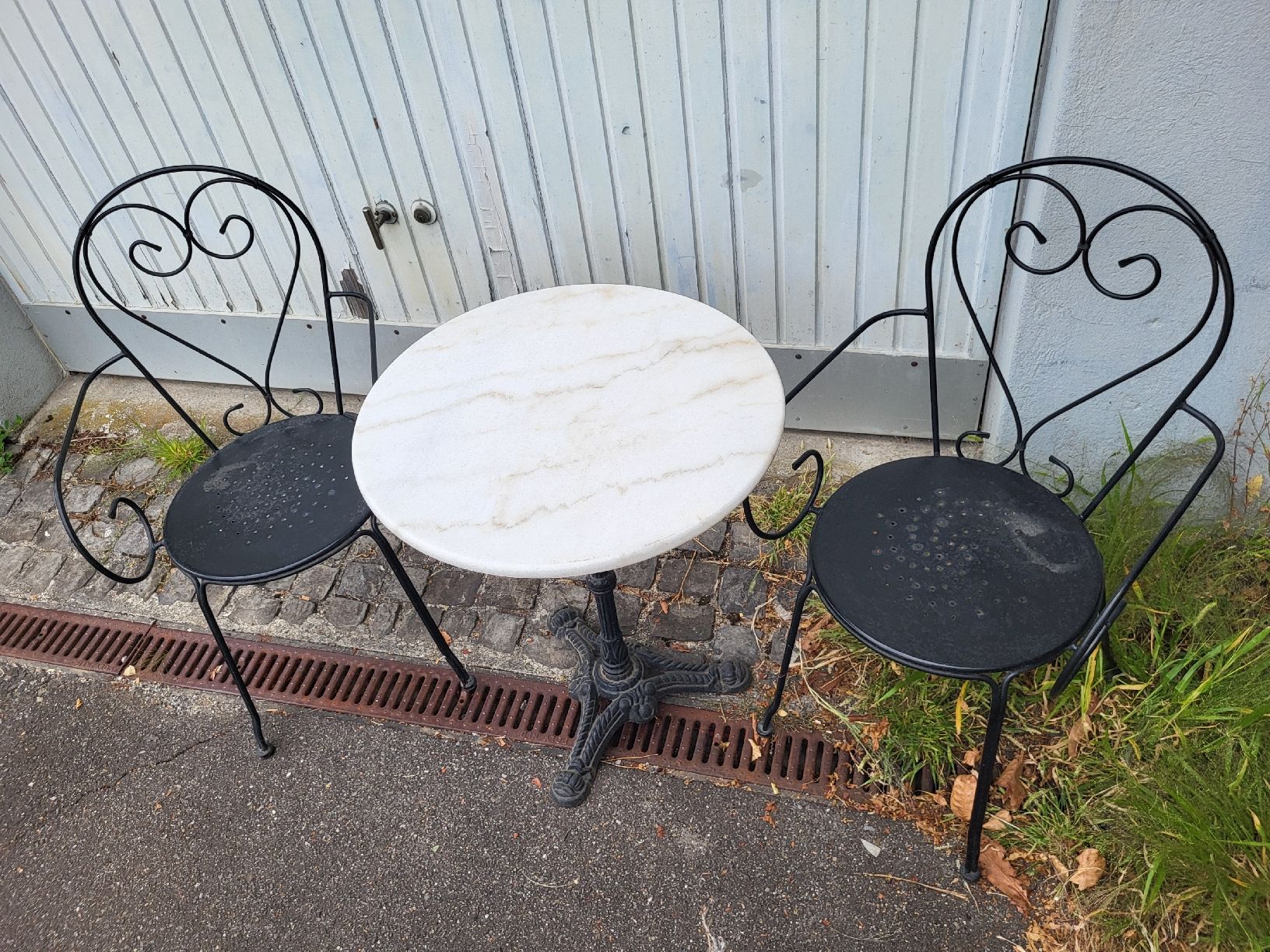 Set di tavolo e panche: Runder Bistrotisch Marmorplatte mit Stühlen – Usato da Dietlikon venduto da Yul_yy9w 1