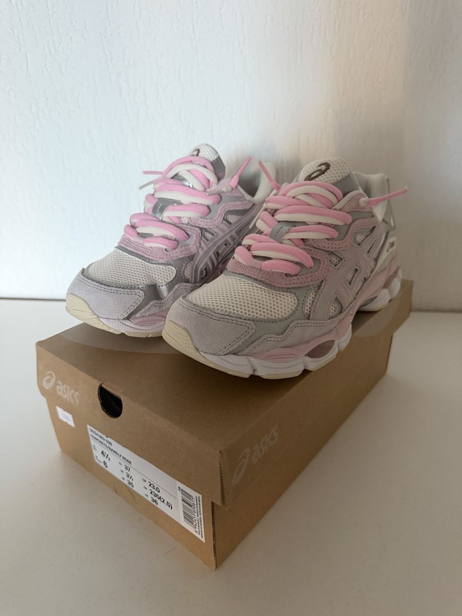 Asics Scarpe da donna: Asics Nyc Barely Rose Double Lace – Nuovo e nell'imballaggio originale da Dübendorf venduto da Sneaker_Seller 1