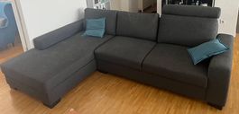 Sofa grau mit Fach zum Verstauen.