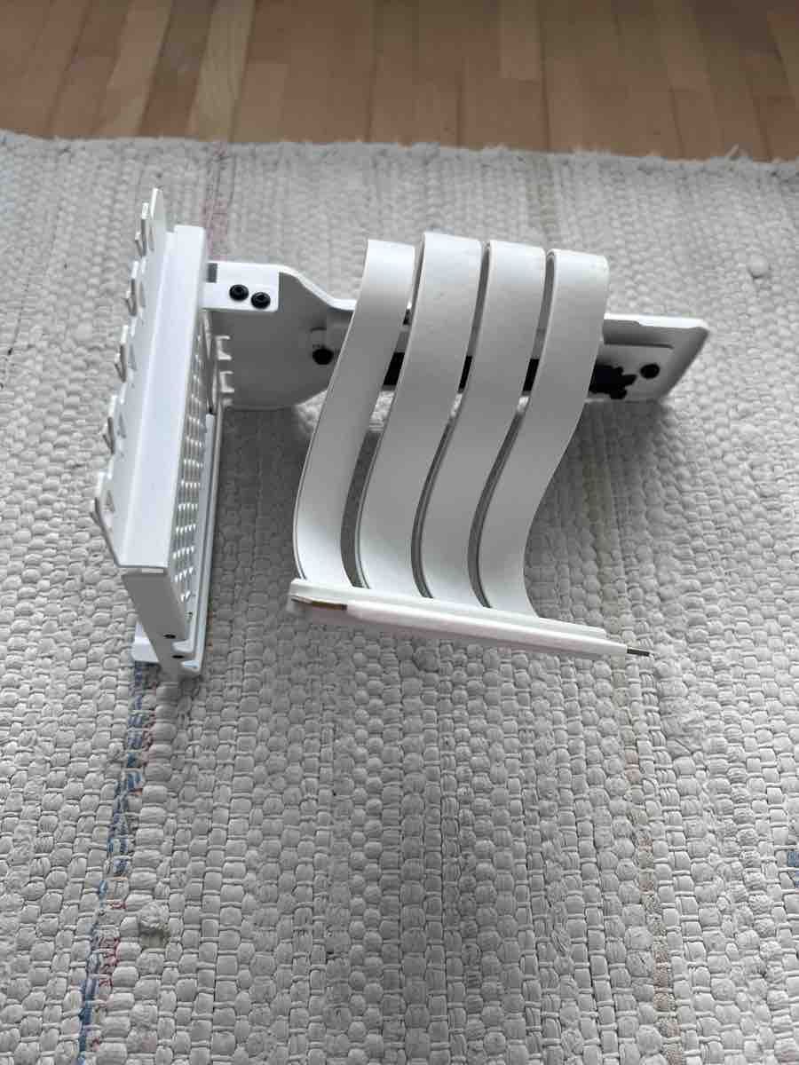 Lian Li Gehäuse: Lian Li PC Gehäuse weiss inklusive Phanteks GPU Bracket – Gebraucht aus Niederhasli von hidrosis 7