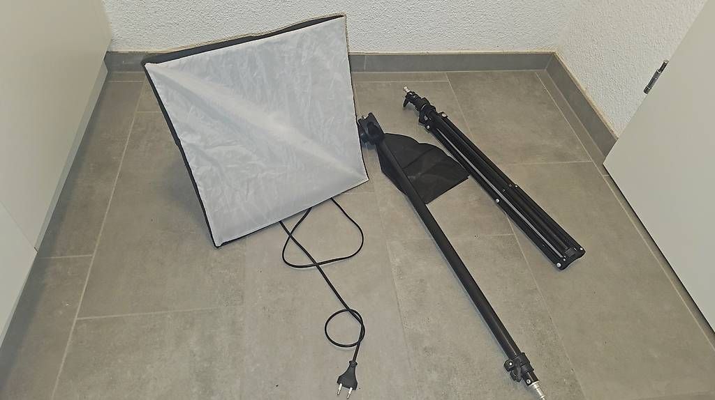 Lampade: 105W Dauerlicht mit 40cm Softbox und Stativ – Usato da Luterbach venduto da akvp17 1