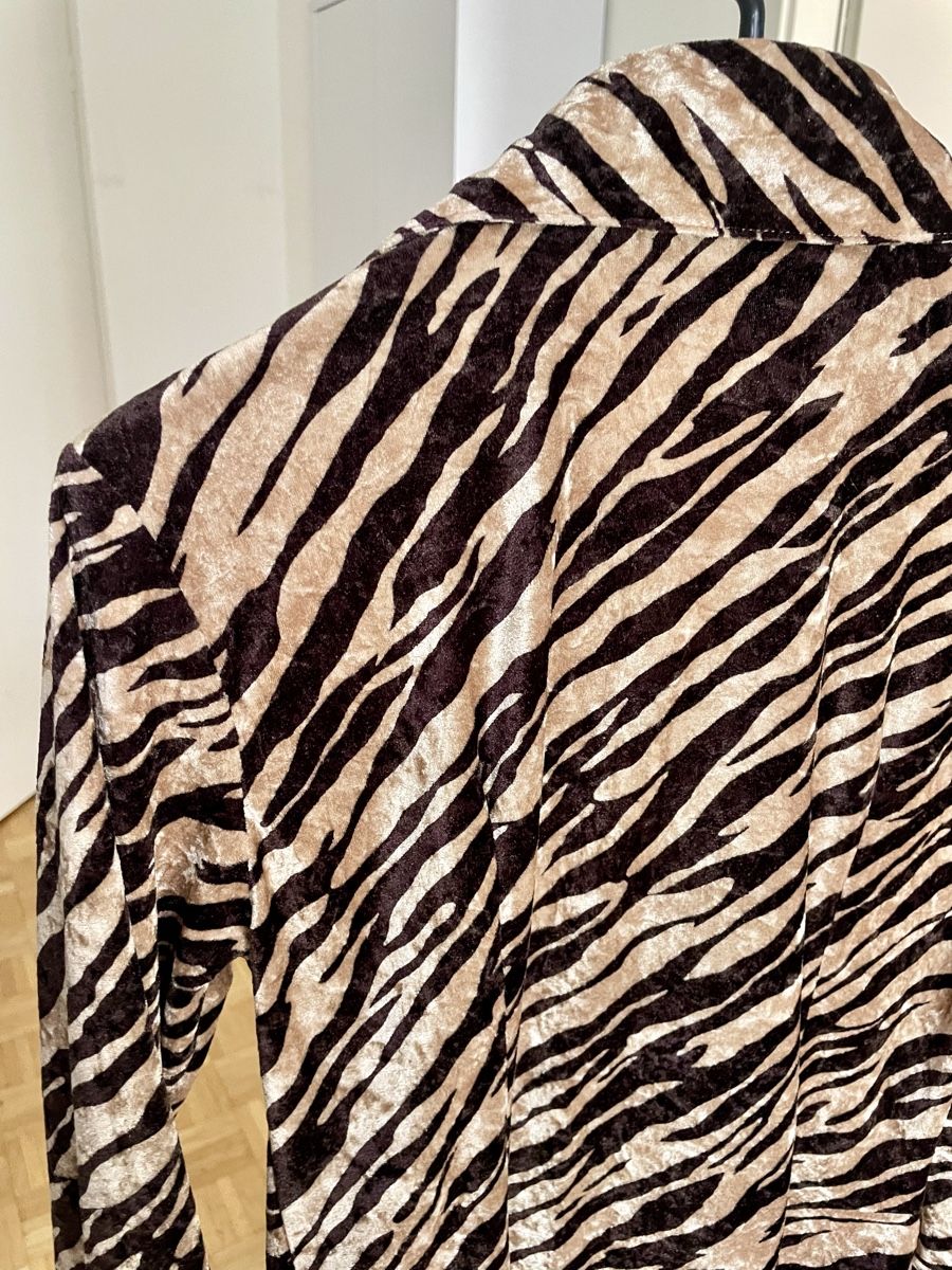 Camicette: Vintage Velours Hemd / Bluse mit Tiger / Zebra Muster – Usato da Zürich venduto da Carlajimena 2