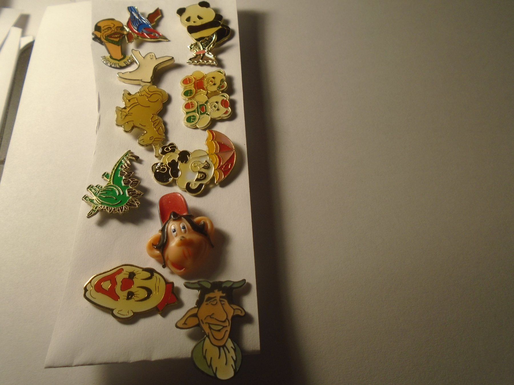 Placchette & Badge: 12 ver. Lustige Pins (100) – Usato da Winterthur venduto da Beli2000 1