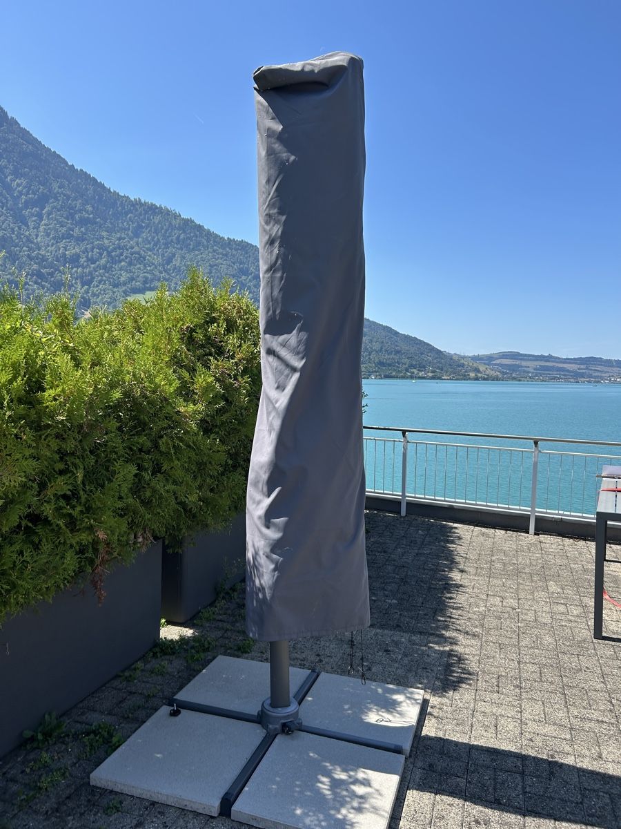 Parasols: Ampelschirm mit Bodenplatten guter Zustand – D'occasion à Arth par rickitrickli 3