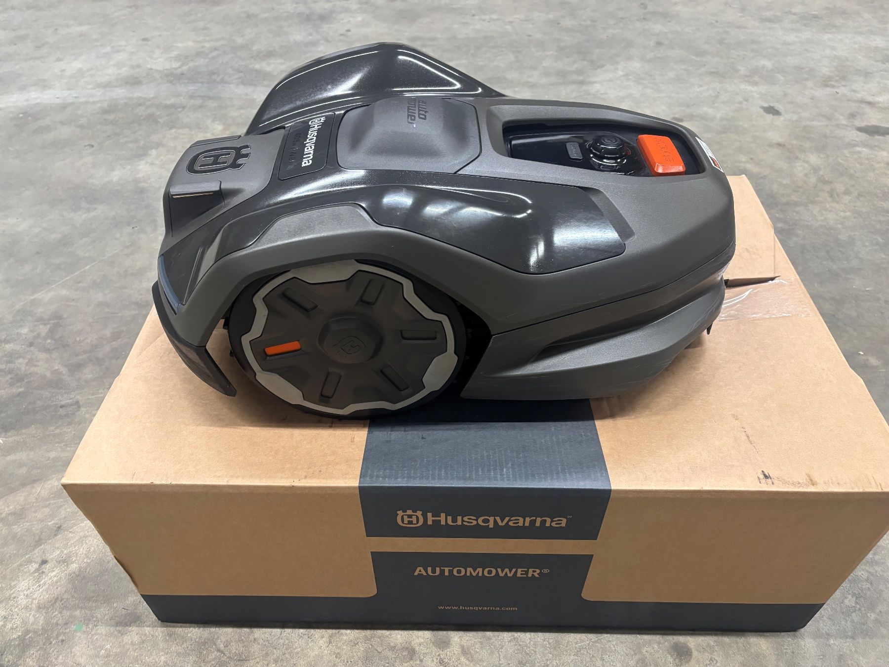 Husqvarna Rasenmäher: Husqvarna Automower 405XE NERA – Gebraucht aus Eglisau von Landmaschinenstation