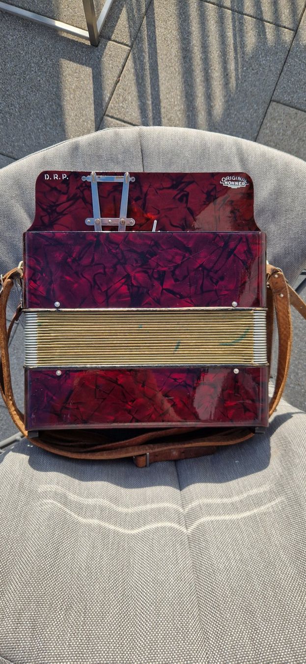 Hohner Strumenti musicali: Hohner Morino 3 Akkordeon - Rot – Usato da Häggenschwil venduto da Musictyp 4