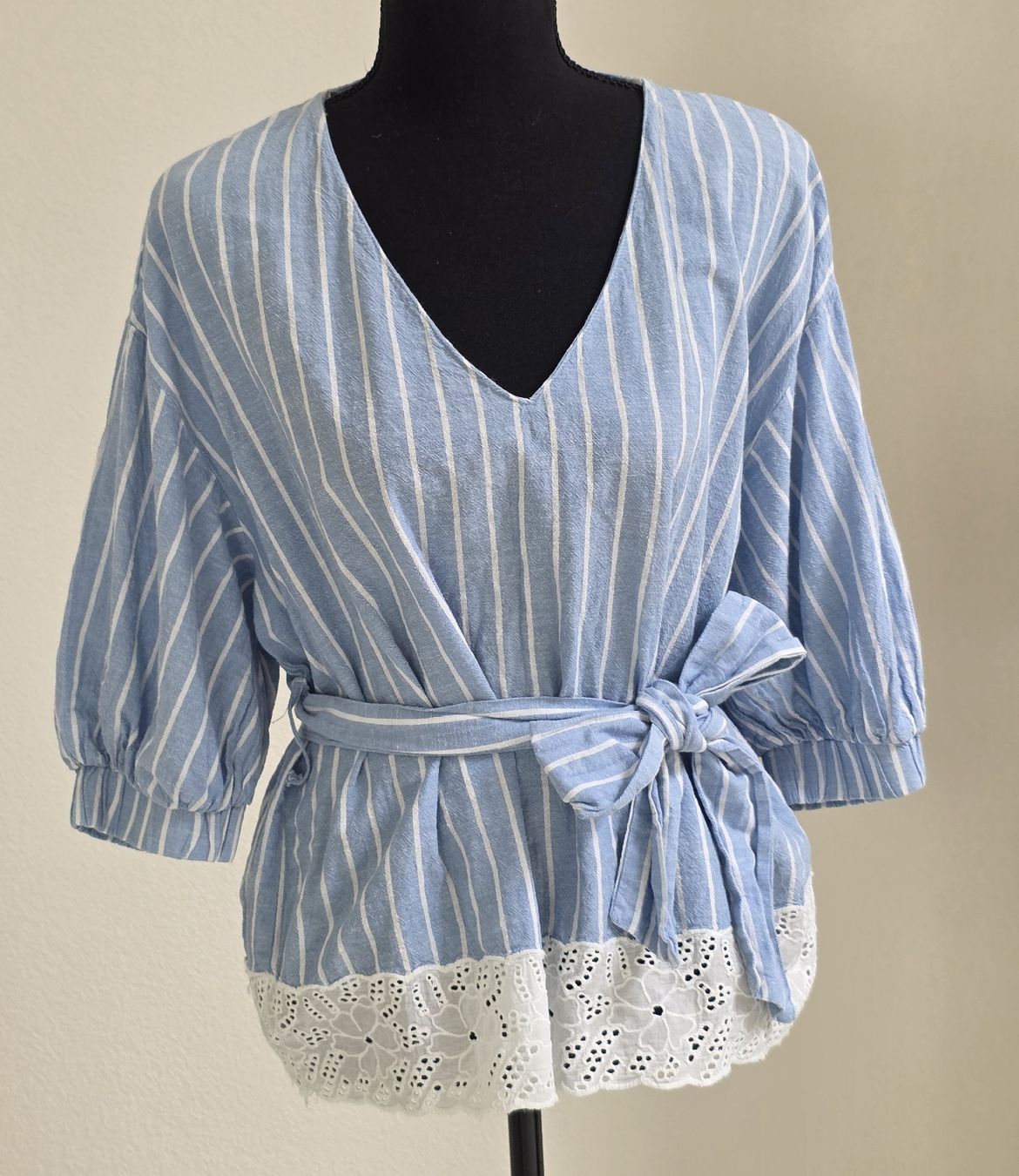 Zara Chemisiers: Zara Bluse gestreift hellblau mit Spitze Grösse S/ M – D'occasion à Rheinsulz par Gilea 1