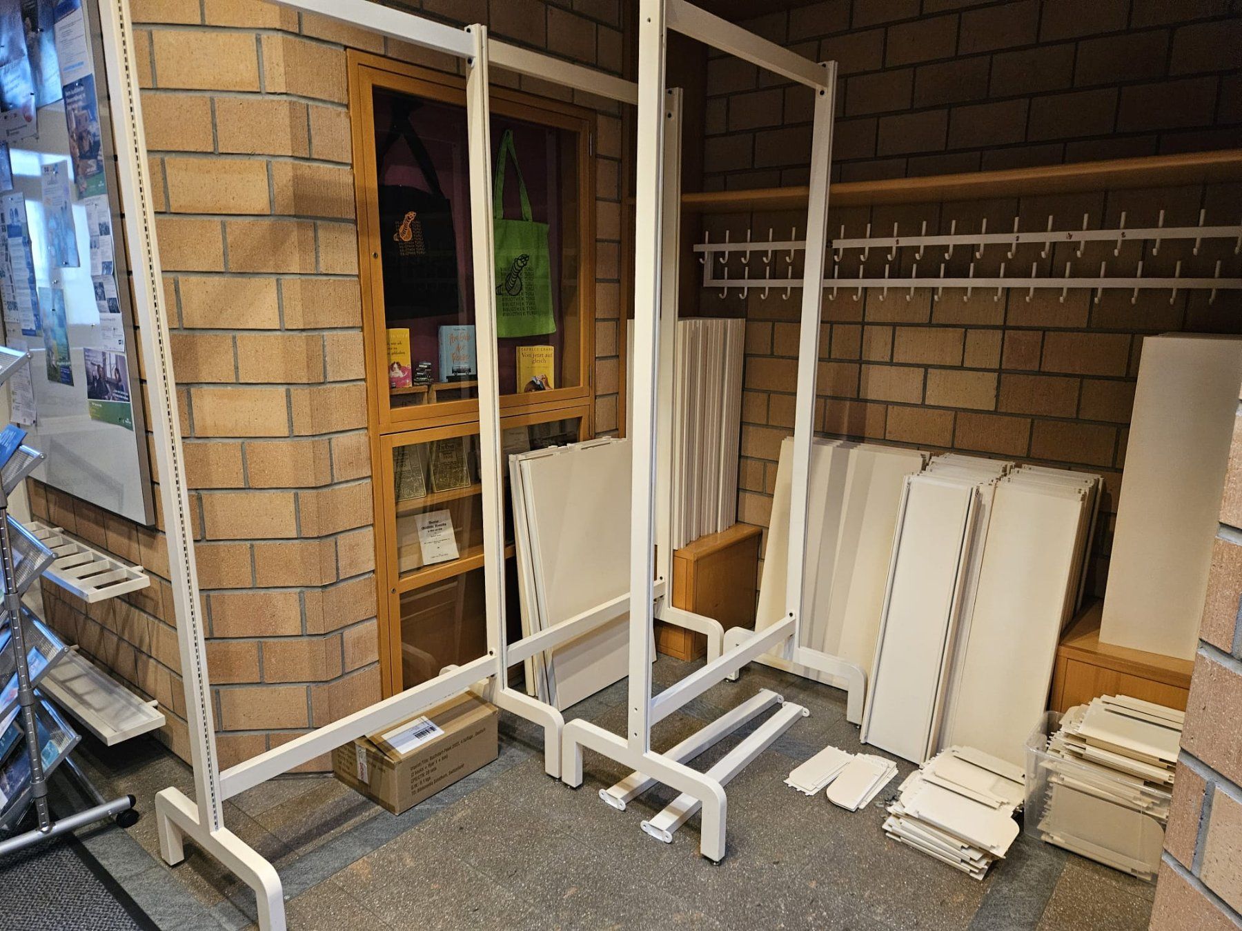 Scaffali: Bibliotheksregal Metall weiss modular – Usato da Turgi venduto da Brownie1972 5
