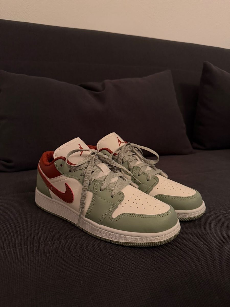 Nike Scarpe da uomo: Nike Air Jordan1 low – Nuovo (secondo la descrizione) da Chur venduto da ivan.13
