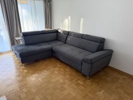 Dunkelgraues Ecksofa mit Schlaffunktion