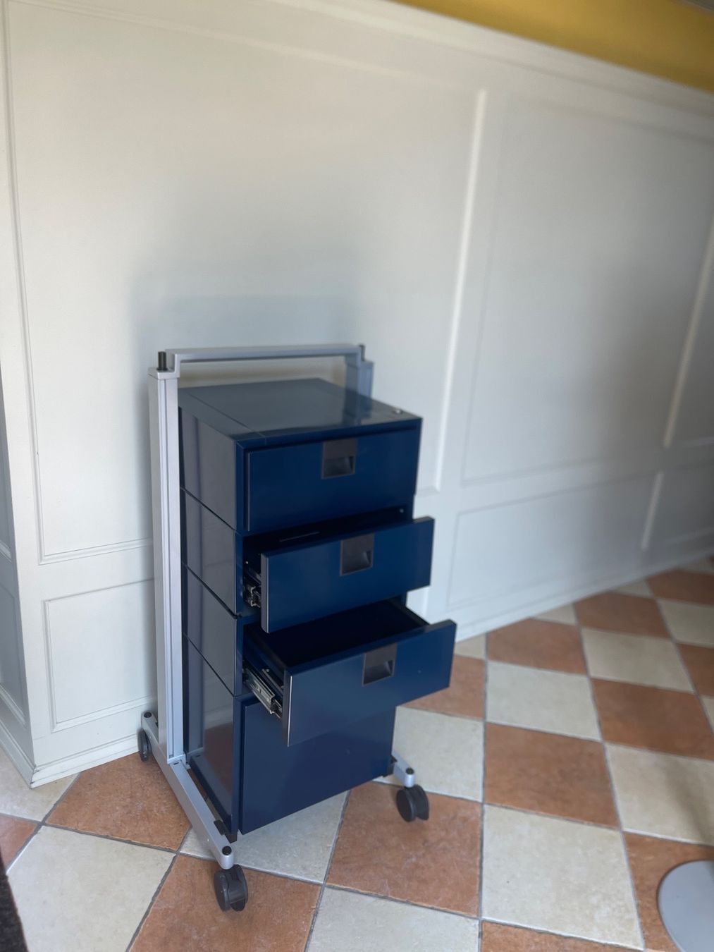 USM Scaffali: USM Original Caddy Stahlblau Lieferung Gratis – Usato da Thun venduto da usmlieferung 5