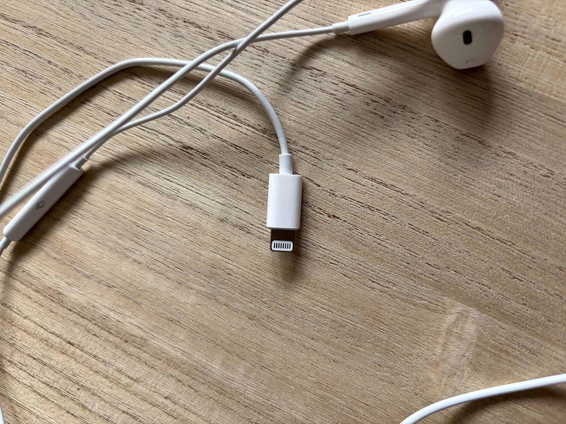 Apple Kopfhörer: Apple EarPods mit Lightning – Neu und originalverpackt aus Belfaux von vik_c6z2 2