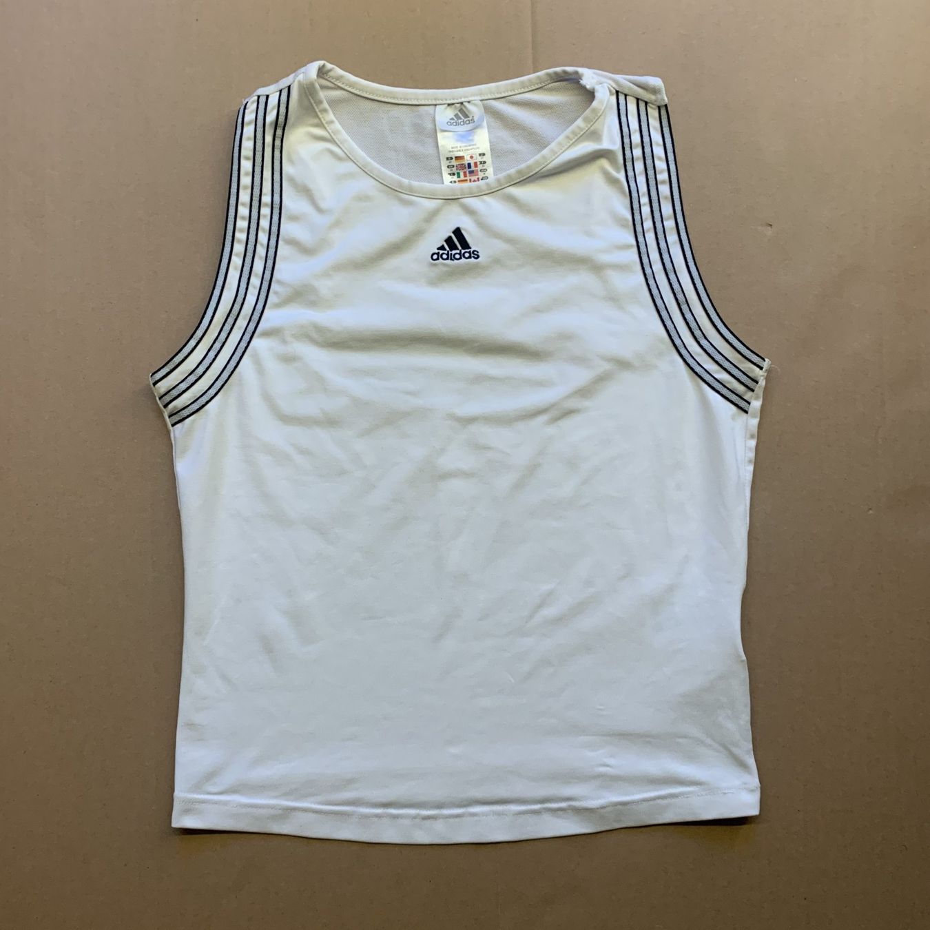 Adidas Top: Adidas ärmelloses weißes Oberteil – Usato da Chalais venduto da Decoarts.art 1