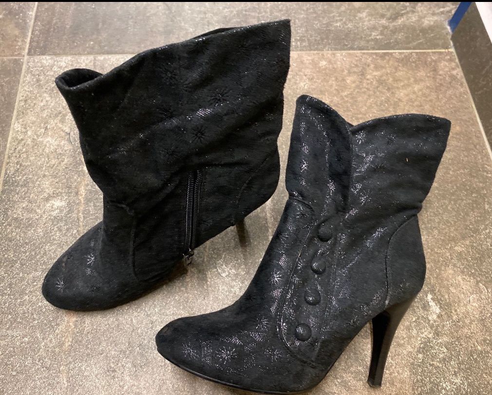 Scarpe da donna: Schwarze Stiefeletten Gr. 38 – Usato da Gersau venduto da Second-Hand-Shop