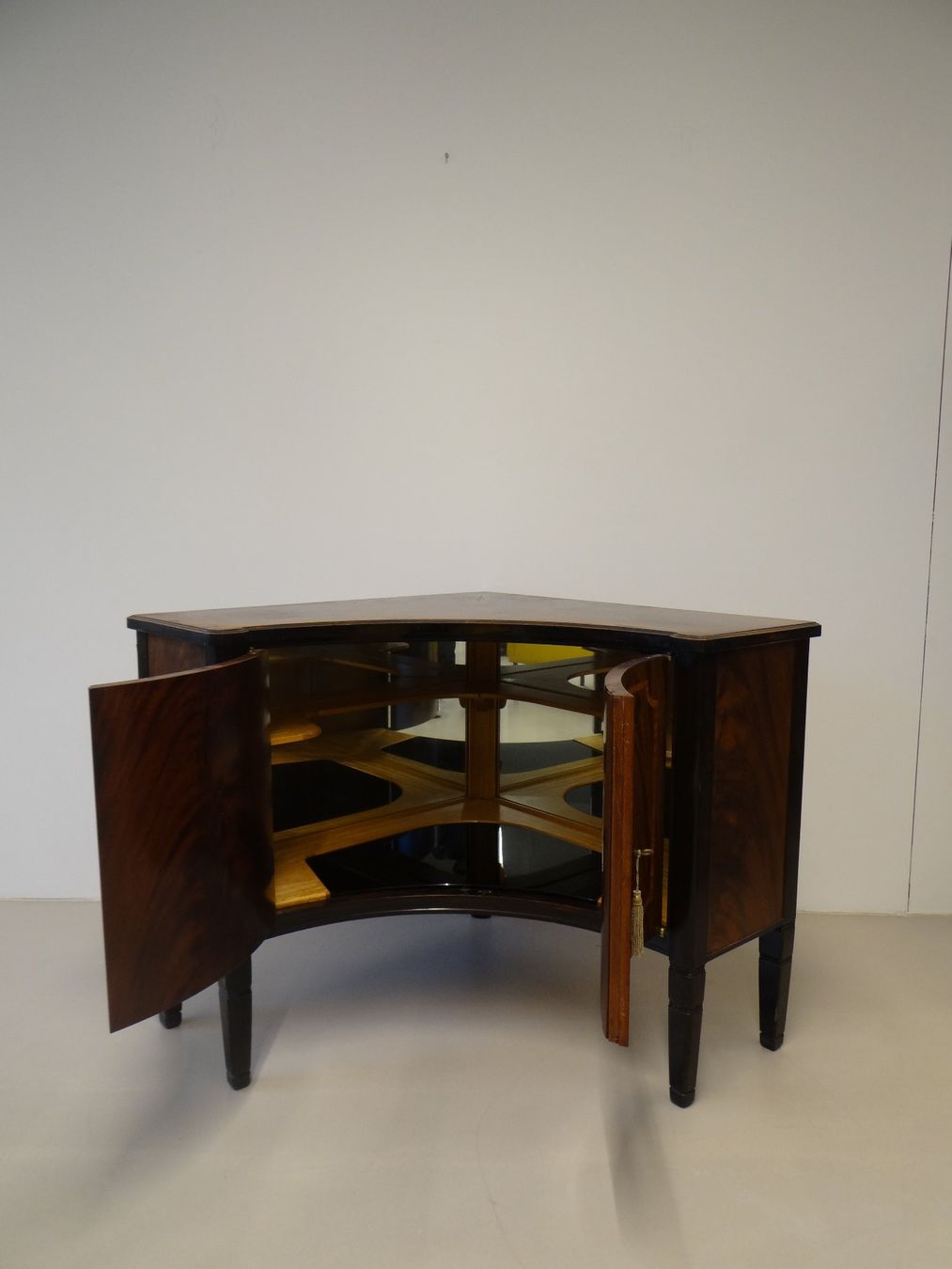 Cassettiere: Einzigartige Art Deco Eck-Kommode Bar Schrank (HE33) – Usato da Basel venduto da B.W.B. 1