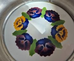 Antike Schale aus Metall, Stiefmütterchen