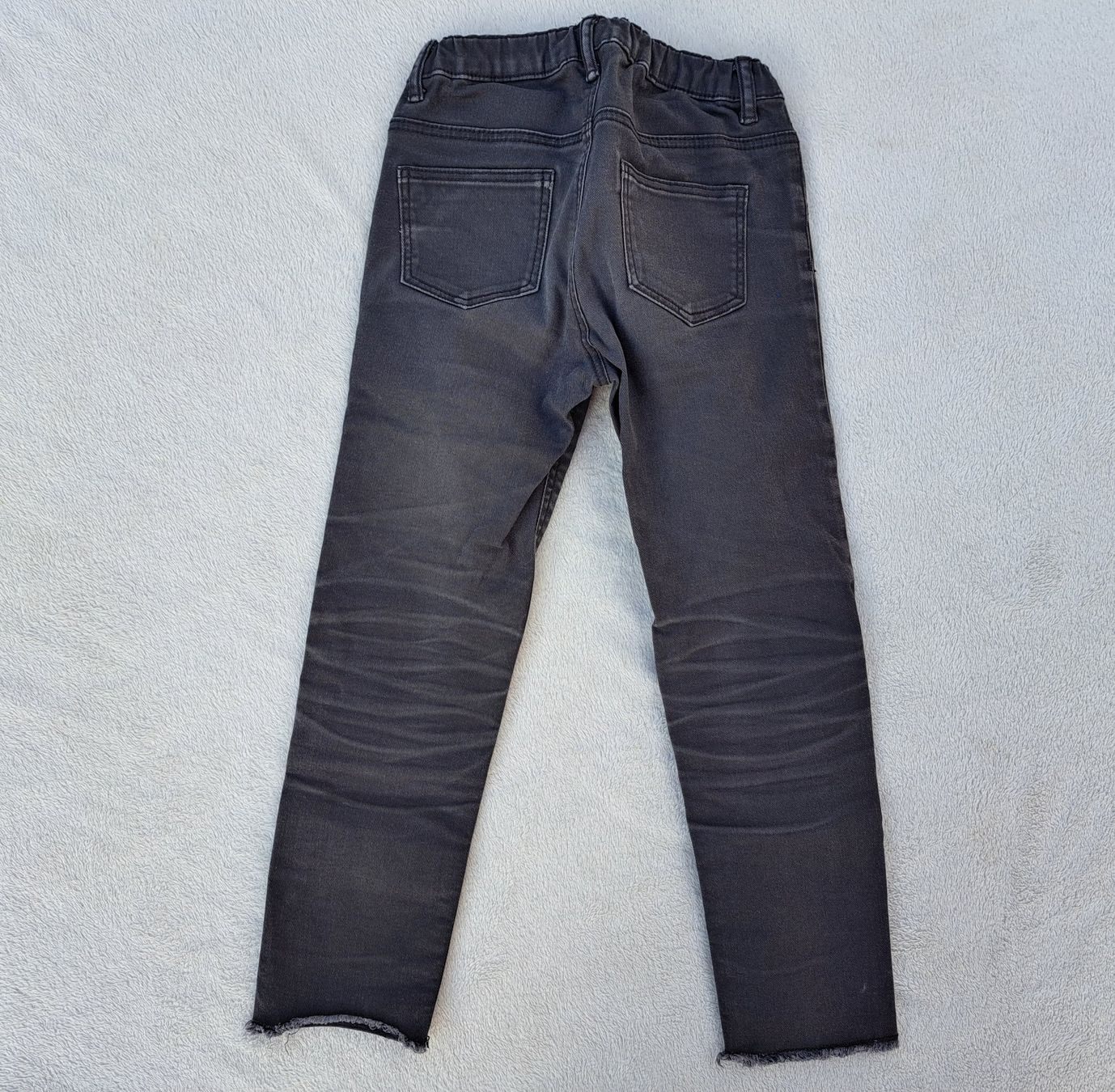 H&M Pantaloni: Mädchen Jeanshose Gr. 122 mit Blumenmuster – Usato da Gysenstein venduto da joshuas81 1