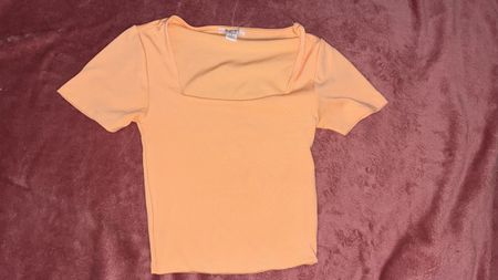 Sommerliches apricotfarbenes T-Shirt, Grösse M, neuwertig