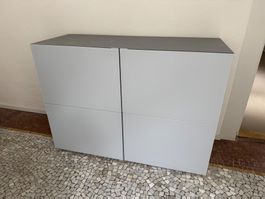 Kommode mit Glastüren
