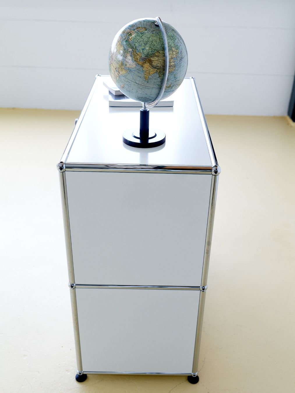 USM Cassettiere: USM Sideboard in Reinweiss mit Auszugtablar – Usato da Meinisberg venduto da atelier_TILIJA 3