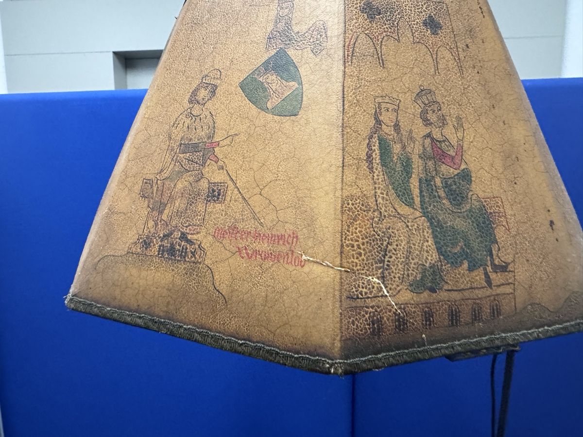 Lampade: Antike Stehlampe, Eisen m. mittelalterlichem Pergamentschirm – Usato da Bern venduto da samryan 7