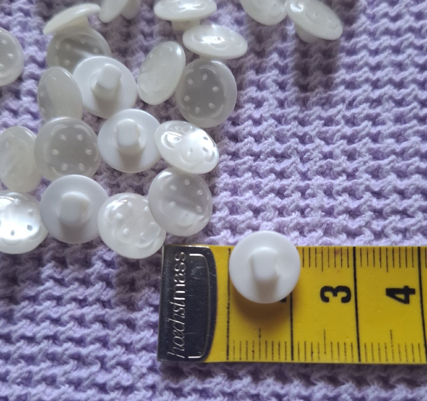 Knöpfe: 1 Lot Knöpfe, weiss mit Muster, 12 mm. – Neu (gemäss Beschreibung) aus Dietikon von Hirschkopf 3