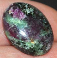 Cabochon L-9068 – Rubin Zoisit oval ca. 20x15mm
