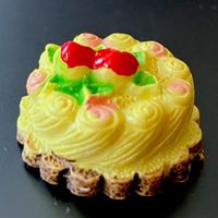 Erdbeer-Torte für die Puppenstube. Kunstharz.