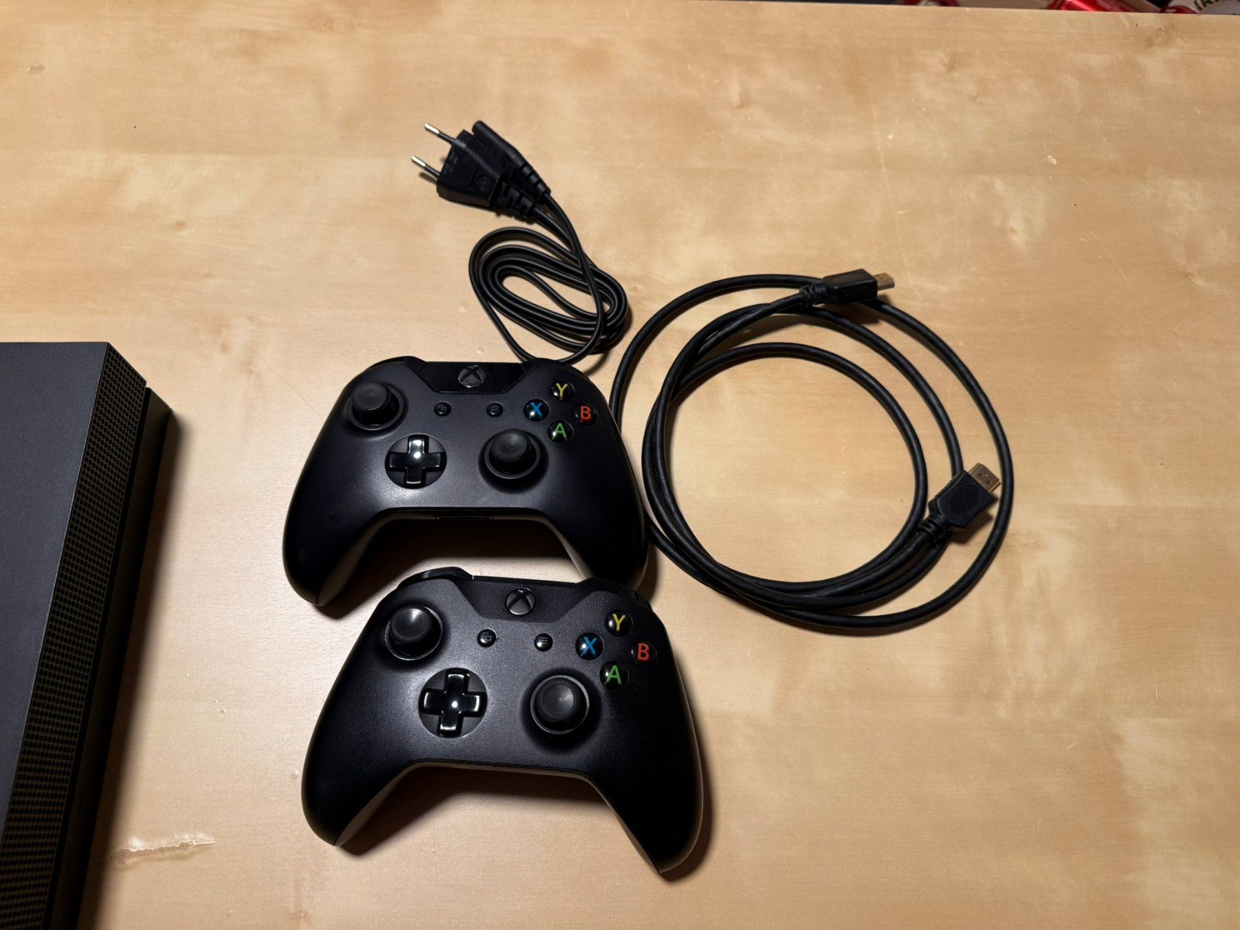 Microsoft Konsolen: Xbox One X 4K Bundle inkl. 2 Controllern & Kabel – Gebraucht aus Burgdorf von jon_jy6x 3