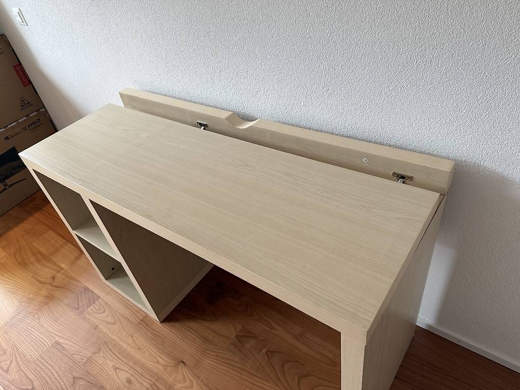 Scrivanie: Schreibtisch in heller Eichenoptik mit Kabelschacht – Usato da Appenzell venduto da DaveDavinci 2
