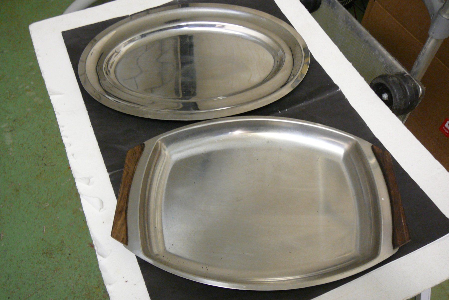 Servierplatten: 2 Chromstahl Platten – Gebraucht aus Horgen von Luftschutz 1