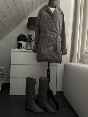 Eleganter Damenmantel von Charles Vögele in edlem Taupe