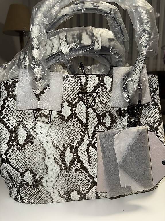 Guess Taschen für Damen: Guess Tasche – Gebraucht aus Pfäffikon ZH von cer_8rd7 1